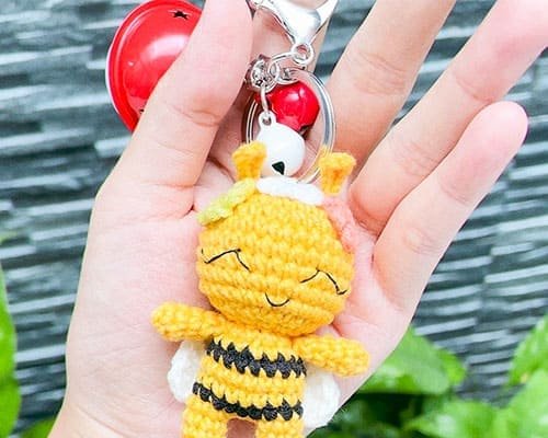Site disponibiliza receita gratuita de chaveiro de abelha em amigurumi