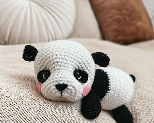 Receita gratuita apresenta passo a passo do amigurumi panda Zola