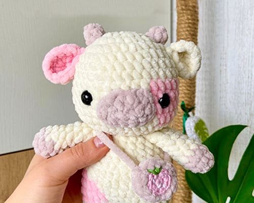 Receita gratuita ensina a fazer vaca de morango em amigurumi