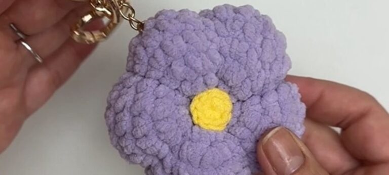 Bazar Horizonte ensina passo a passo de chaveiro flor de crochê com fio Amigurumi Chenille