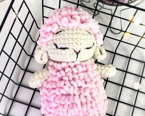 Receita gratuita ensina a confeccionar amigurumi de ovelha