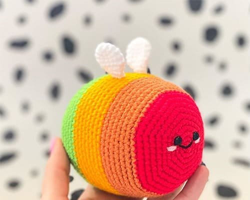 Blog publica receita gratuita de abelha arco-íris amigurumi em PDF