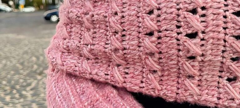 Bazar Horizonte publica passo a passo de cachecol com mangas em crochê usando fio Vênus