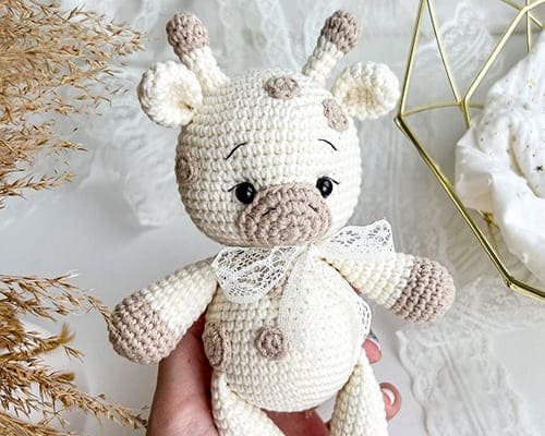 Site libera receita gratuita da girafa amigurumi “Raya” em PDF