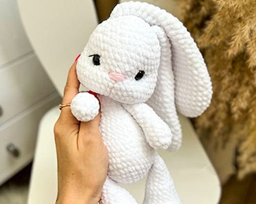 Designer libera receita gratuita do coelho de pelúcia Elya em amigurumi